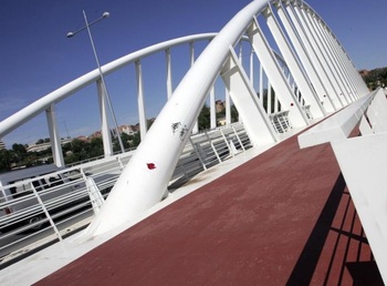 Un policía evita que un joven se precipite de un puente