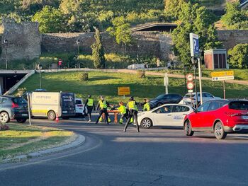 Atropellan a un policía local en la rotonda del Cardenal