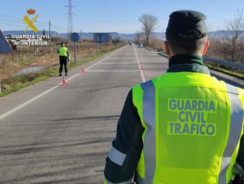 Muere en el acto un motorista tras chocar contra un camión