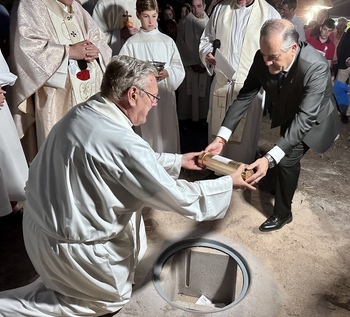 El Arzobispo pone la primera piedra de San Juan de Ávila