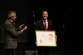 Carlos Velázquez recibe la Insignia de Oro del Corpus Christi