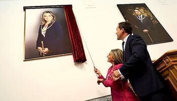 El retrato de la primera alcaldesa luce en el salón de plenos