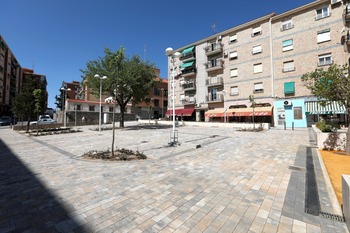 Santa Bárbara estrena la renovada plaza Virgen del Sagrario