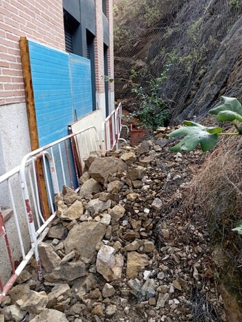 Inician las obras en el talud del paseo de la Rosa nº 12