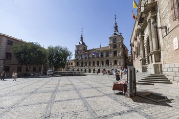 Más árboles en nuevos alcorques para la plaza del Ayuntamiento