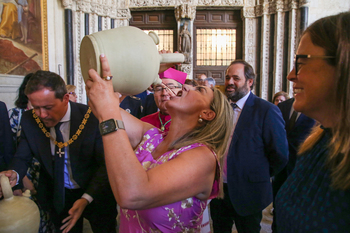 Tolón cumple con la tradición toledana de beber de los botijos