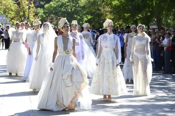 La madrileña Cuesta de Moyano se convierte en pasarela nupcial