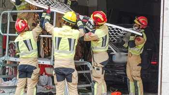 Un vehículo destroza el interior de Le Munir, en Santa Teresa