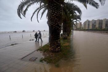 La lluvia arrastra una treintena de vehículos en Cadaqués