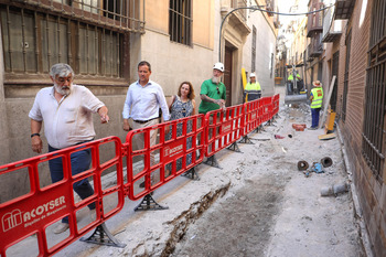 Velázquez visita las obras de mejora en la calle Alfileritos