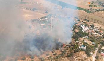 Un incendio en Las Herencias puede afectar a las viviendas