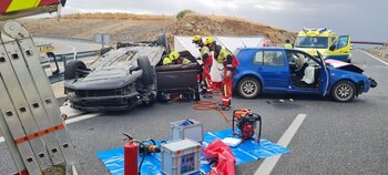 Fallece un hombre tras volcar una furgoneta en Burguillos