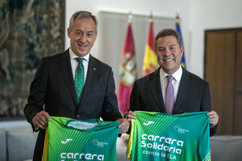 Page recibe la camiseta de la carrera contra ELA de Eurocaja