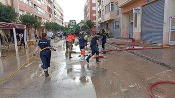 Los bomberos conquenses llevan una semana en Catarroja