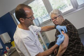 Primeros pinchazos de la campaña contra la gripe y el Covid