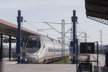 Los usuarios del AVE piden más trenes y autobuses lanzadera