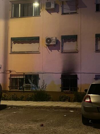 Desalojado un bloque en el Polígono por el incendio en un bajo