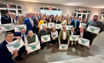 La AECC reconoce a 40 ayuntamientos en su cena solidaria