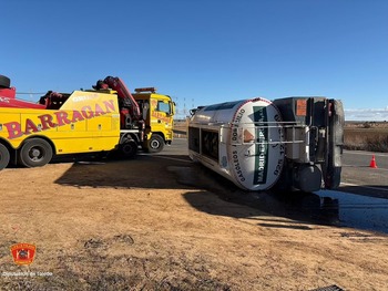 Un camión con 10.000 litros de gasoil vuelca en Noblejas