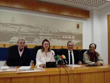 La plaza del Reloj lucirá un libro de cerámica desde mañana