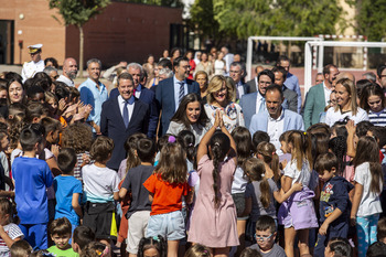 Alumnos y maestros se vuelcan con la Reina en Azuqueca