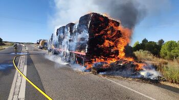 Calcinado un camión con paja en la cuesta de las Nieves