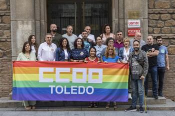 CCOO cuelga la bandera LGTBI rechazada por el Ayuntamiento