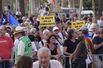 Centenares de personas se concentran para recibir a Puigdemont