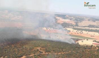 Seis medios aéreos en un incendio en Villarejo de Montalbán