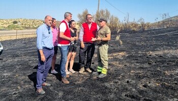 La Junta prevé controlar el incendio de La Estrella en horas