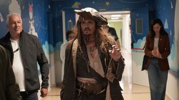 El capitán Jack Sparrow visita a los niños del hospital Donostia