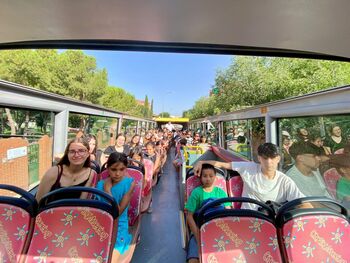 El bus turístico se lleva de excursión a los chicos de Cáritas