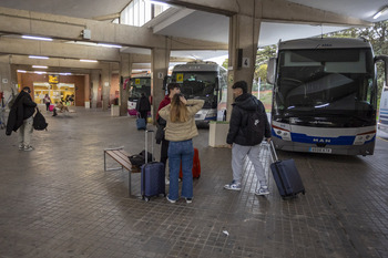 Cada día 6.000 jóvenes cogen el bus con el descuento regional