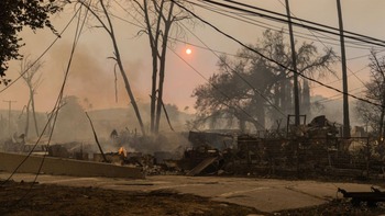 Ascienden a diez los muertos por los incendios en Los Ángeles