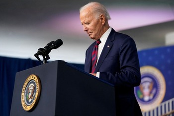 Biden firma indultos para altos cargos amenazados por Trump