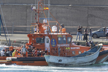 Mueren 50 personas al naufragar un cayuco que iba a Canarias