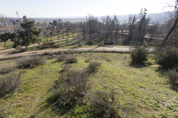 El pabellón multiusos, entre la estación y Salto del Caballo