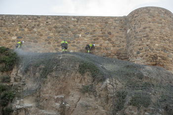 Colocan un mallazo en la Cava para evitar desprendimientos