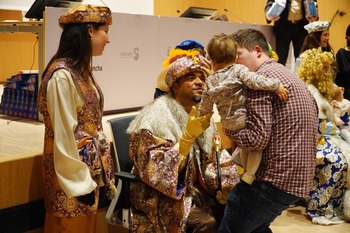 Los Reyes Magos llevan ilusión a los niños hospitalizados